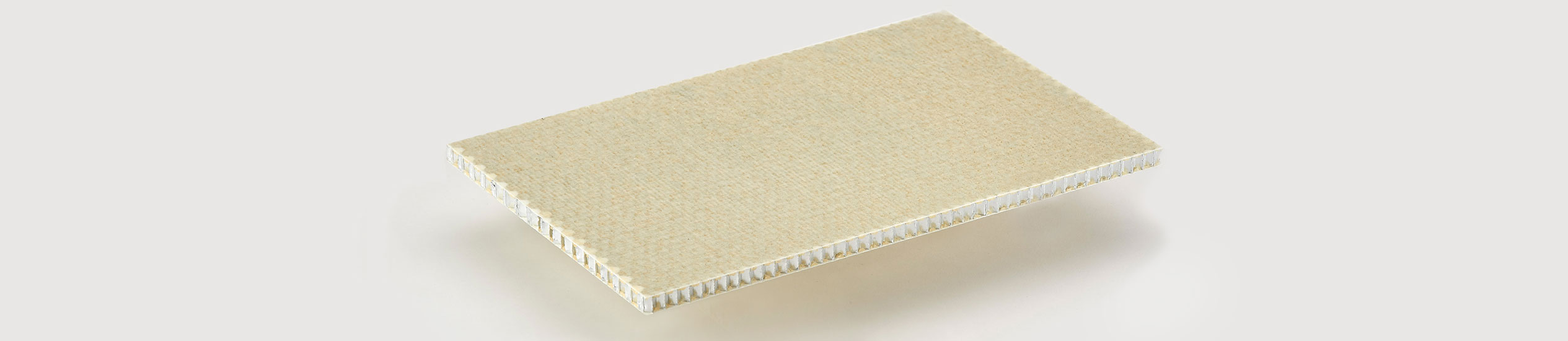 ALUSTEP® 500 LIGHT is a sandwich panel with a core in aluminium honeycomb faced with fiber glass impregnated with epoxy resin.